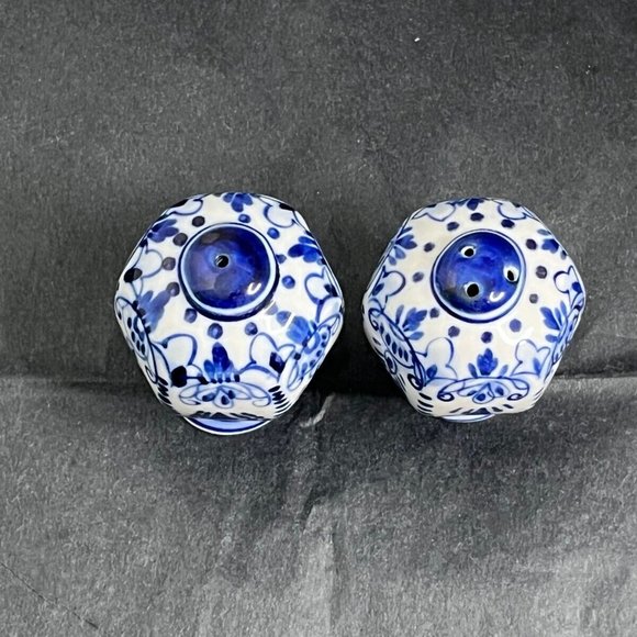 Blue and White Salt and Pepper Shakers, Ceramic PotteryBlue and White Salt and P - Picture 3 of 6